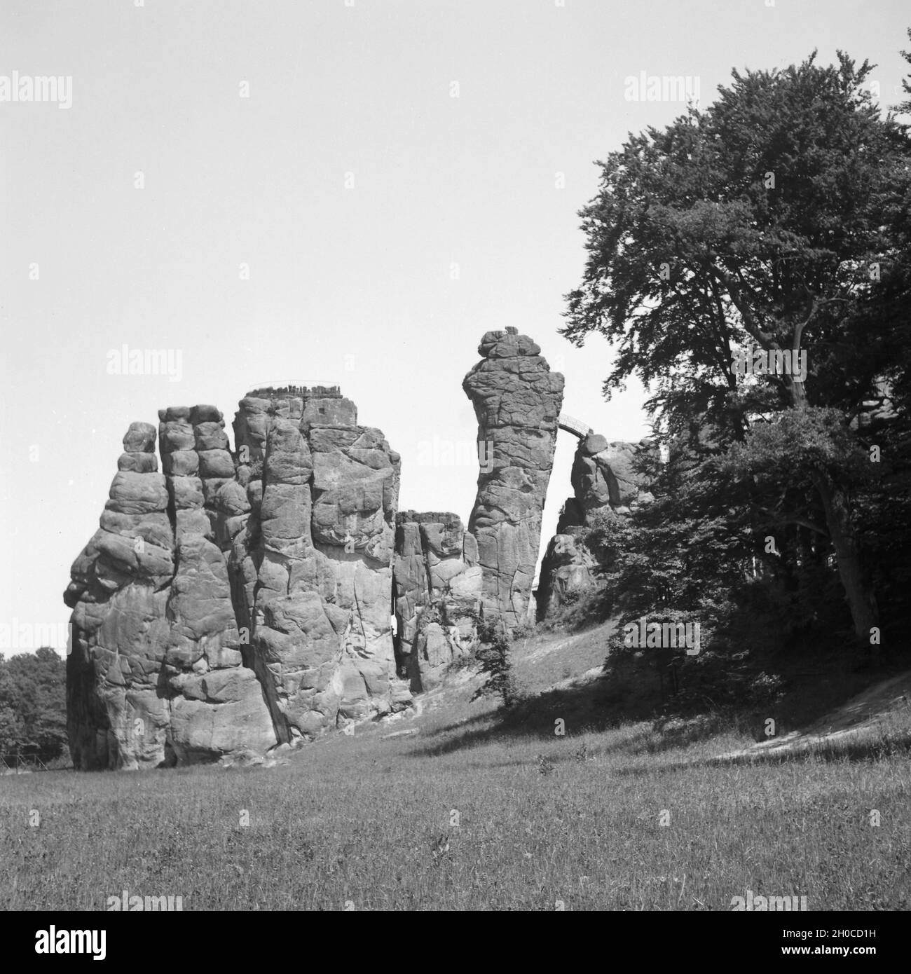 Die Externsteine bei Horn im Teutoburger Wald, Deutschland 1930er Jahre. Externsteine rock formation near Horn at Teutoburg Forest, Germany 1930s. Stock Photo