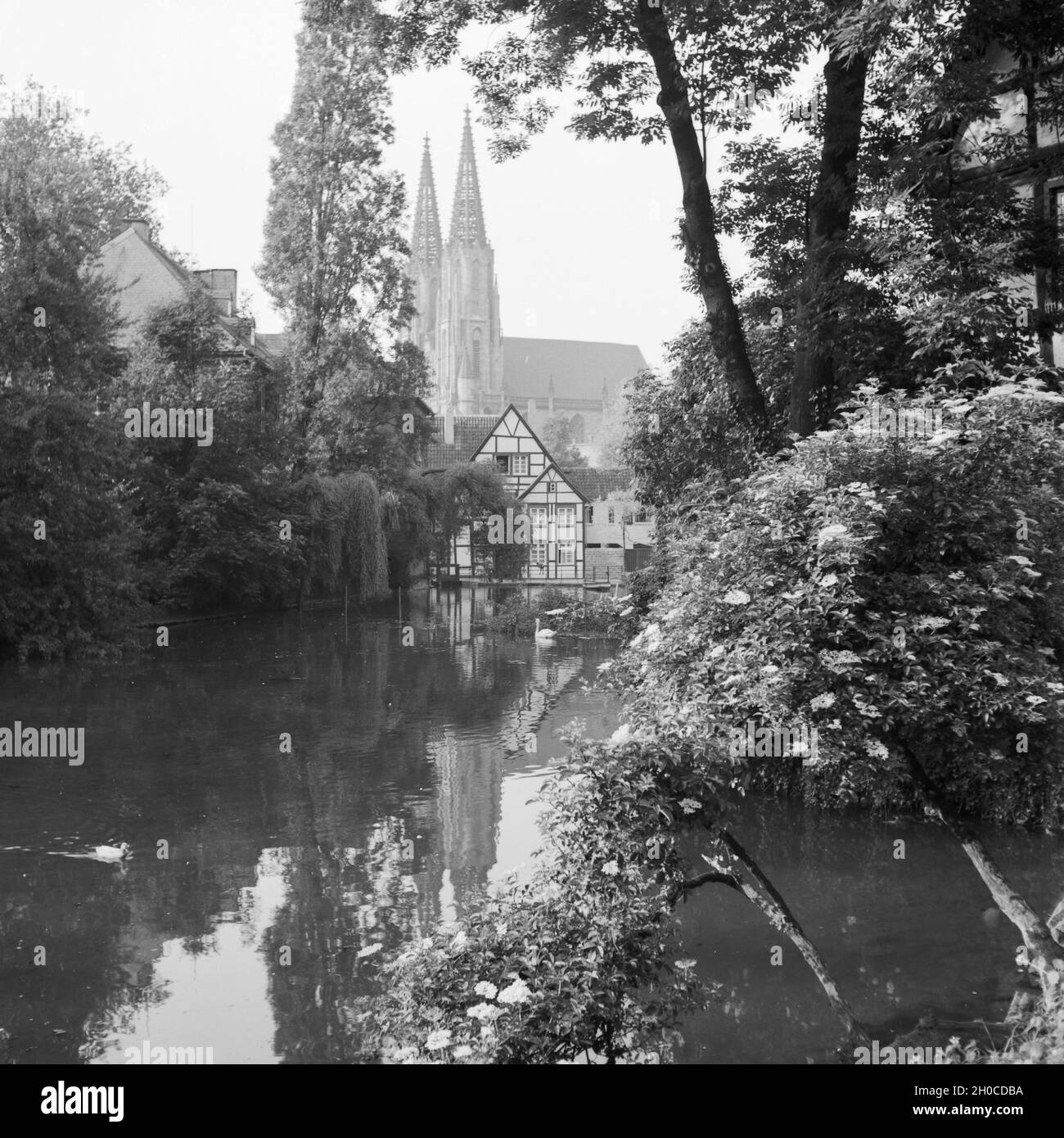 Blick auf die evangelische Wiesenkirche in der Innenstadt von Soest in Westfalen, Deutschland 1930er Jahre. View to the Protestant St. Mary in the lawn church at the city of Soest in Westfalia, Germany 1930s. Stock Photo