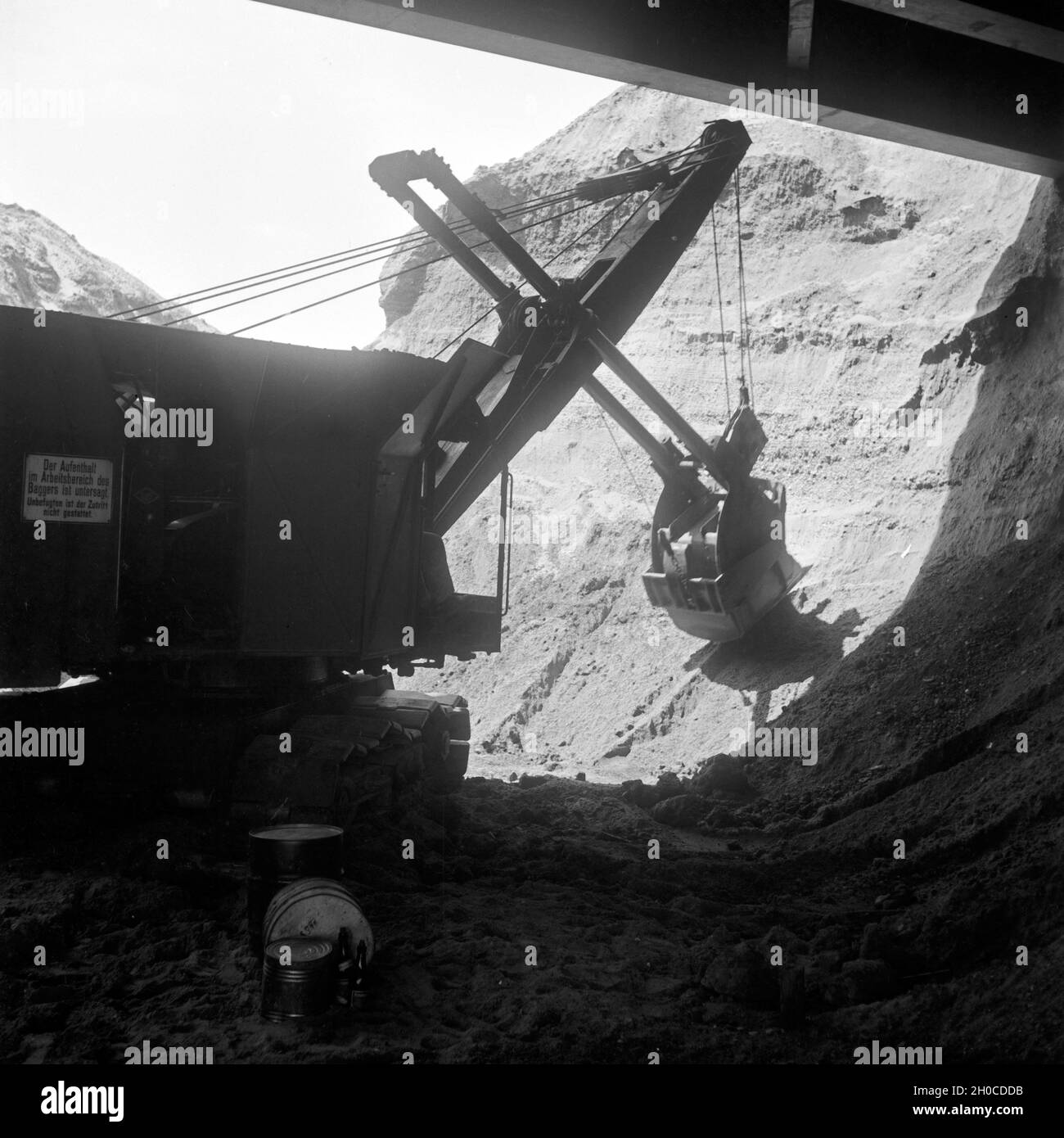 Ein Bagger bei Erdaushub zum Bau der Reichsautobahn, Deutschland 1930er Jahre. A dredge doing excavation work to build the Reichsautobahn highway, Germany 1930s. Stock Photo