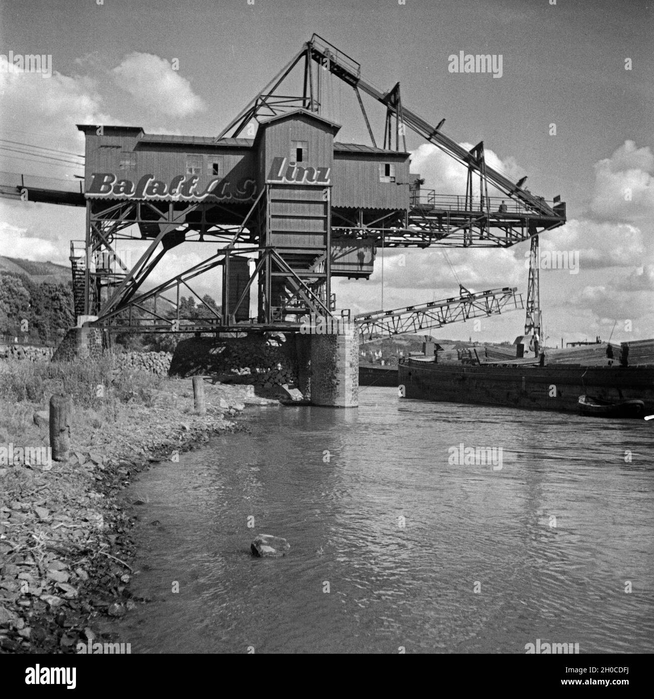 Förderwerk der Basalt AG in Linz am Rhein, Deutschland 1930er Jahre. Headgear of the Basalt AG company at Linz on river Rhine, Germany 1930s. Stock Photo