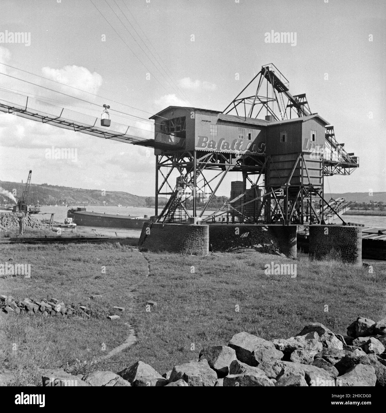 Förderwerk der Basalt AG in Linz am Rhein, Deutschland 1930er Jahre. Headgear of the Basalt AG company at Linz on river Rhine, Germany 1930s. Stock Photo