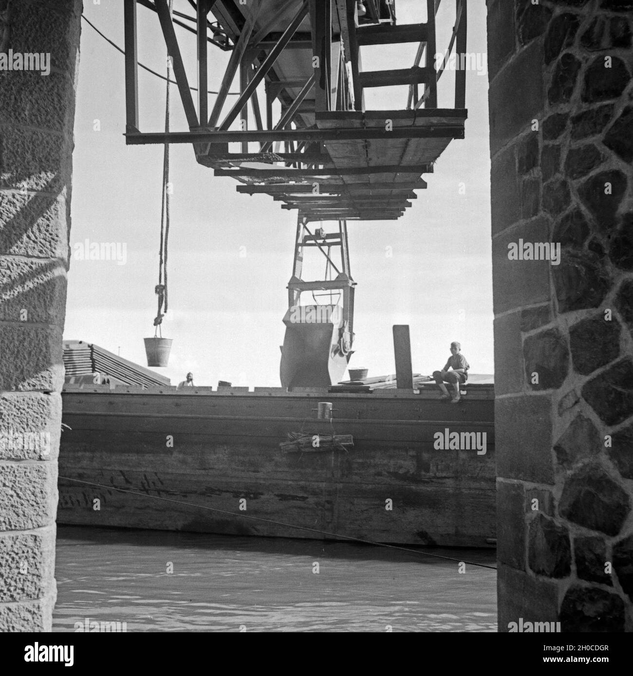 Förderbänder und Förderkörbe im Basaltsteinbruch bei Linz am Rhein, Deutschland 1930er Jahre. Flat conveyor and conveyor cages at a basalt stone pit near Linz on river Rhine, Germany 1930s. Stock Photo