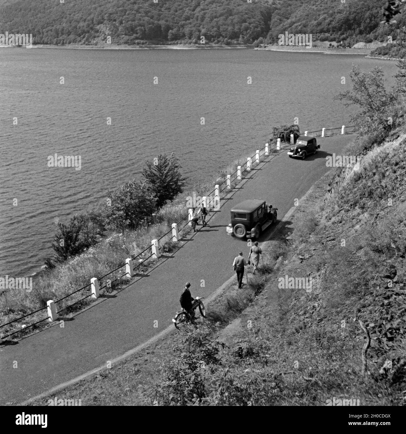 Ausflügler auf einer Straße am Edersee, Deutschland 1930er Jahre. Trippers on a road around lake Edersee, Germany 1930s. Stock Photo