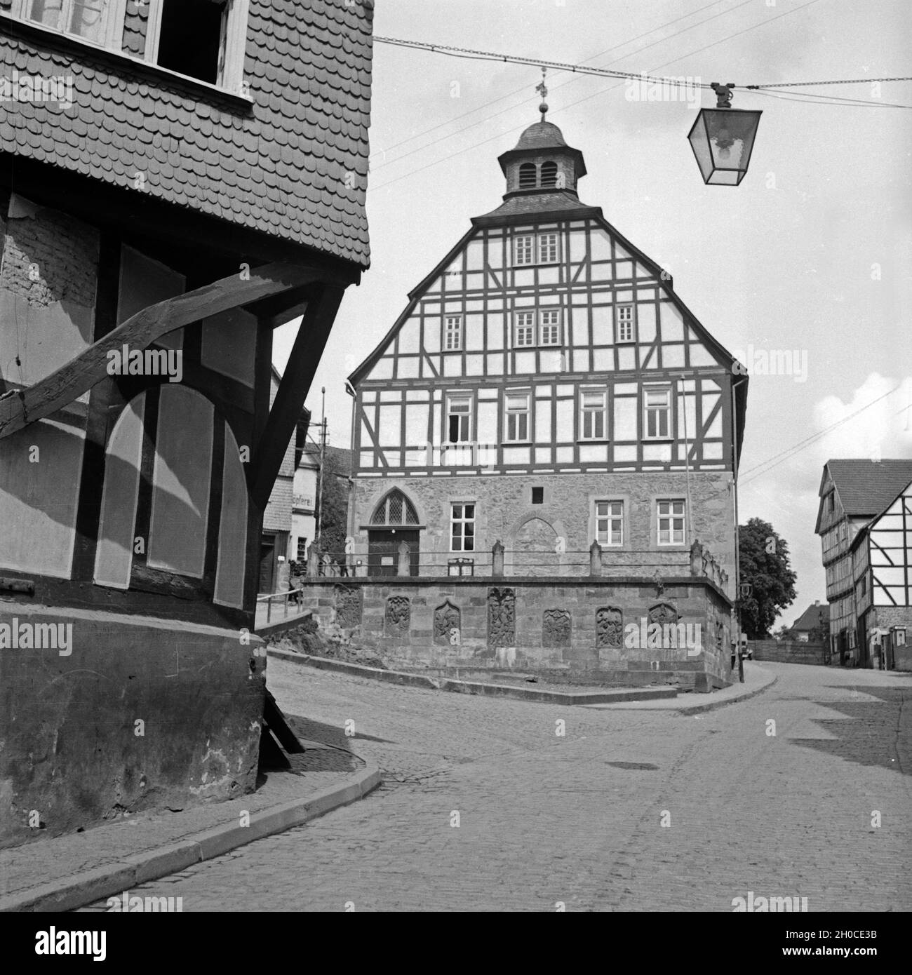 Das historische Rathaus in Homberg, Deutschland 1930er Jahre. Historic city hall of Homberg, Germany 1930s. Stock Photo