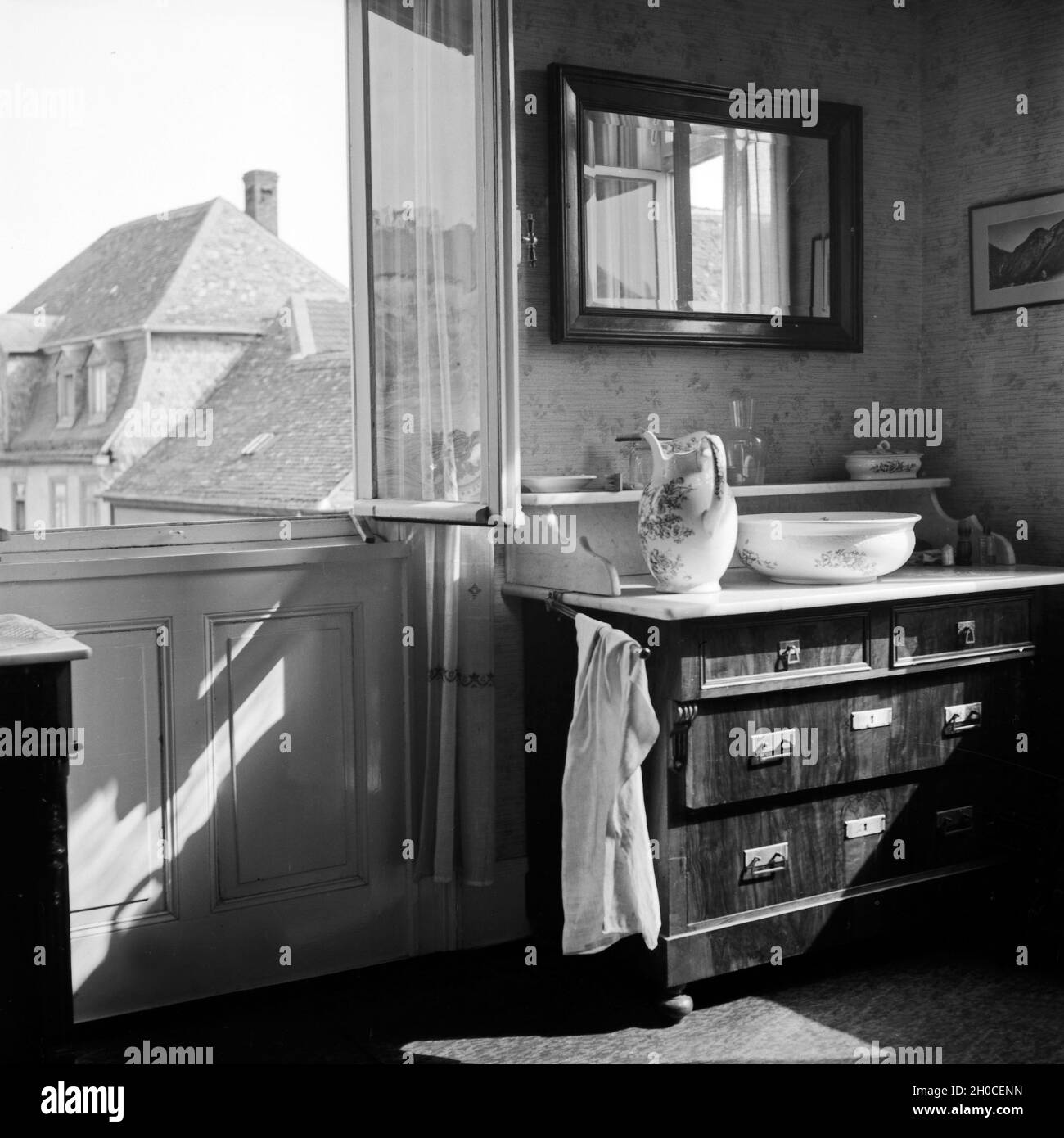 Blick aus dem Fenster des Zimmers eines Kurgastes in Bad Nauheim, Deutschland 1930er Jahre. View out of the window of the room of a spa guest at Bad Nauheim, Germany 1930s. Stock Photo