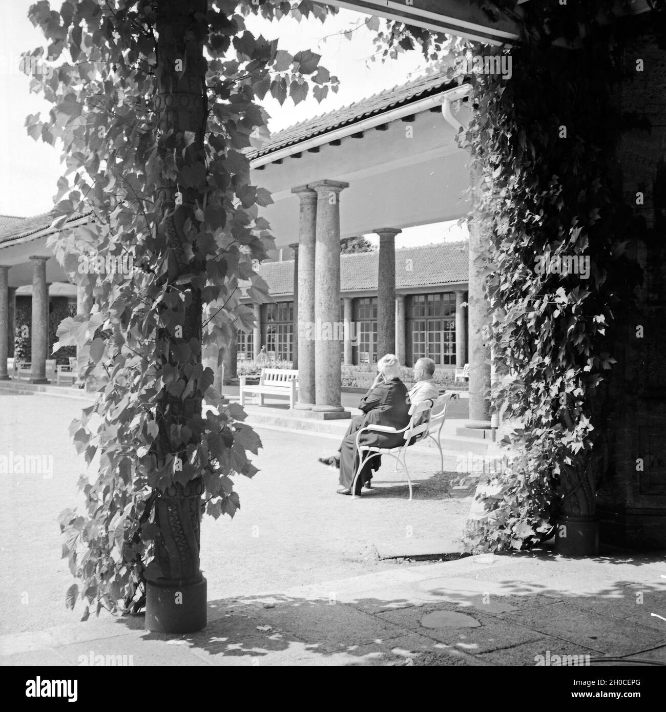 Kurgäste erholen sich in der Sonne beim Kurhaus in Bad Nauheim