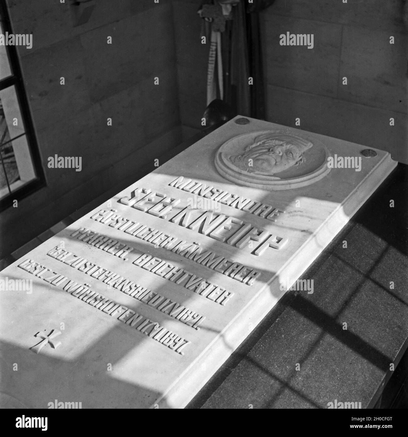 Grabplatte von Pfarrer Sebastian Kneipp in Bad Wörishofen im Unterallgäu, Deutschland 1930er Jahre. Tombstone of Seabstian Kneipp at Bad Woerishofen in the Unterallgaeu region, Germany 1930s. Stock Photo