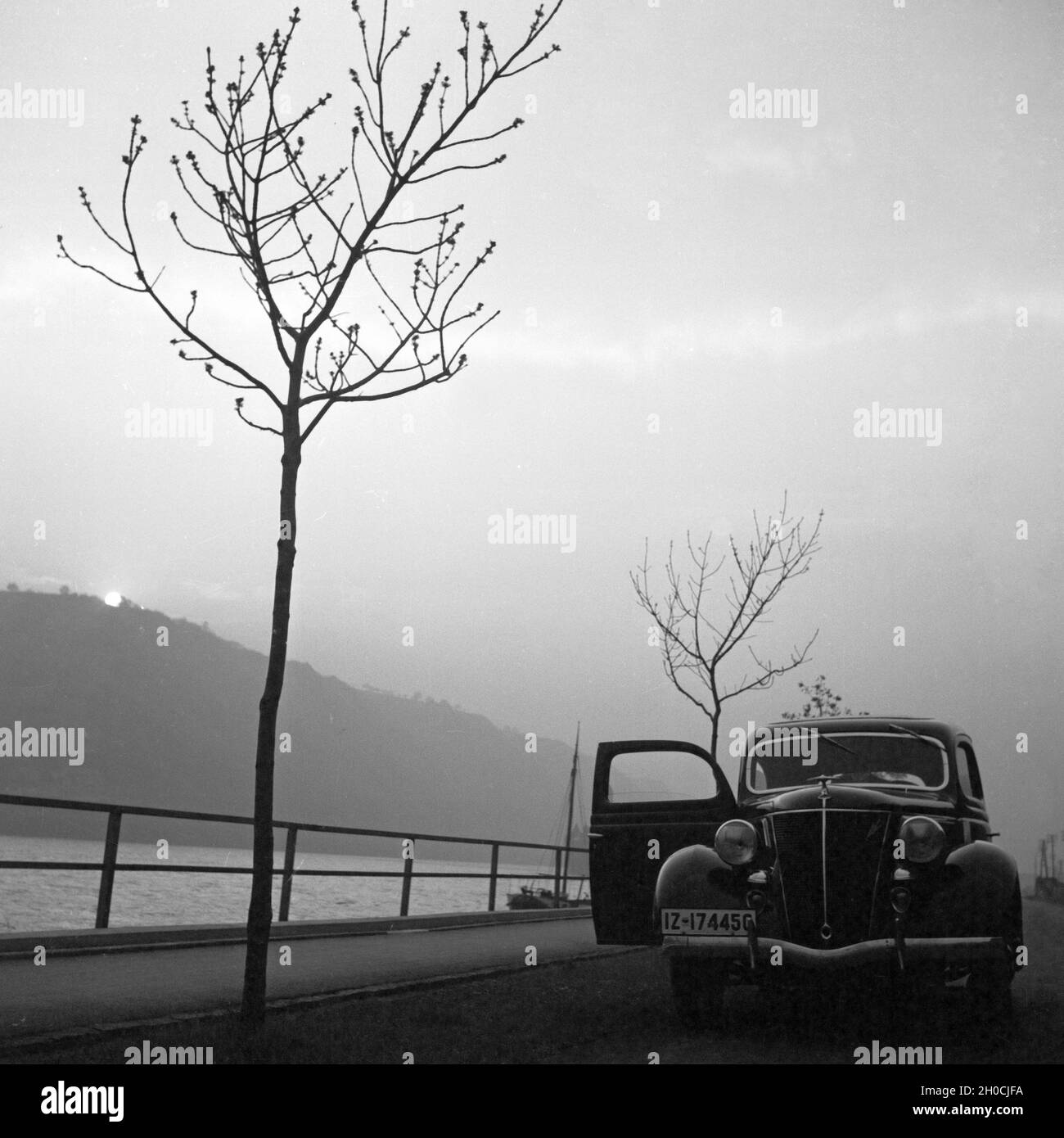 Mit dem Ford V8 unterwegs am Rhein, Deutschland 1930er Jahre. With the Ford V8 at river Rhine, Germany 1930s. Stock Photo