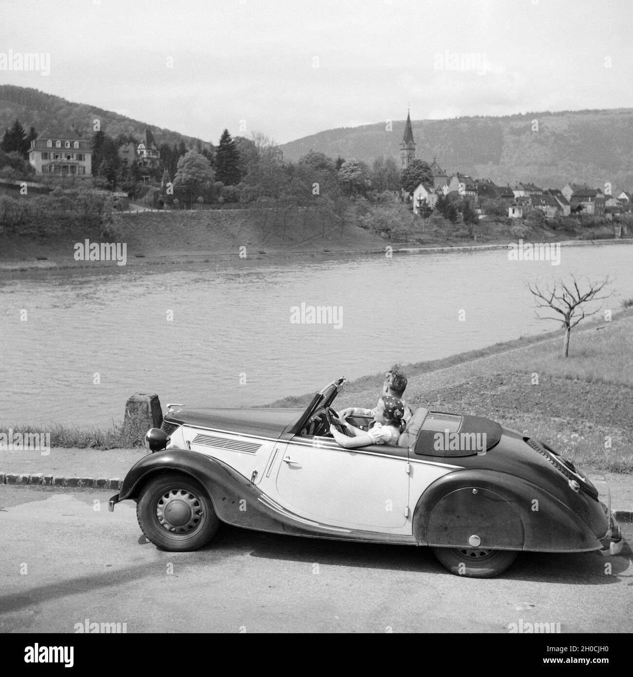 Mit dem Auto unterwegs nach Neckargemünd bei Heidelberg, Deutschland 1930er  Jahre. Giong to Neckargemuend by car near Heidelberg, Germany 1930s Stock  Photo - Alamy