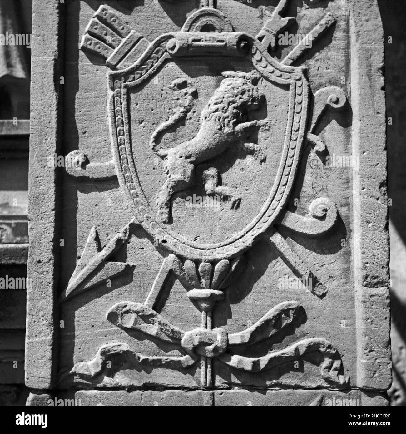 Detail im Schloss in Heidelberg: ein furfürstliches Wappen, Deutschland 1930er Jahre. Detail at Heidelberg castle: an electoral crest, Germany 1930s. Stock Photo