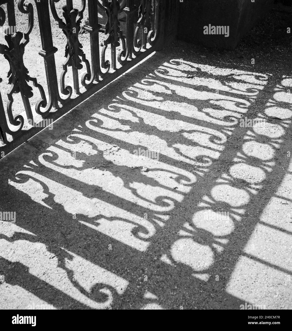 Licht und Schatten spielen mit einem Gel‰nder, Deutschland 1930er Jahre. Light and shadow playing with a railing, Germany 1930s. Stock Photo