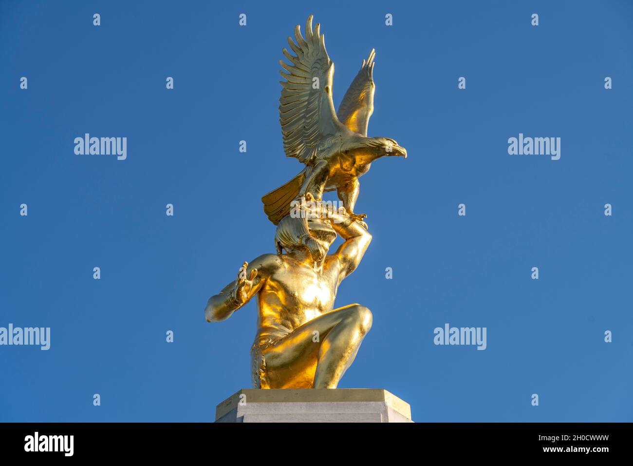 Goldene Statue eines Amerikanischen Ureinwohners mit Adler auf dem Tours American Monument Brunnen, Tours, Loiretal, Frankreich  |   gold gilded statu Stock Photo