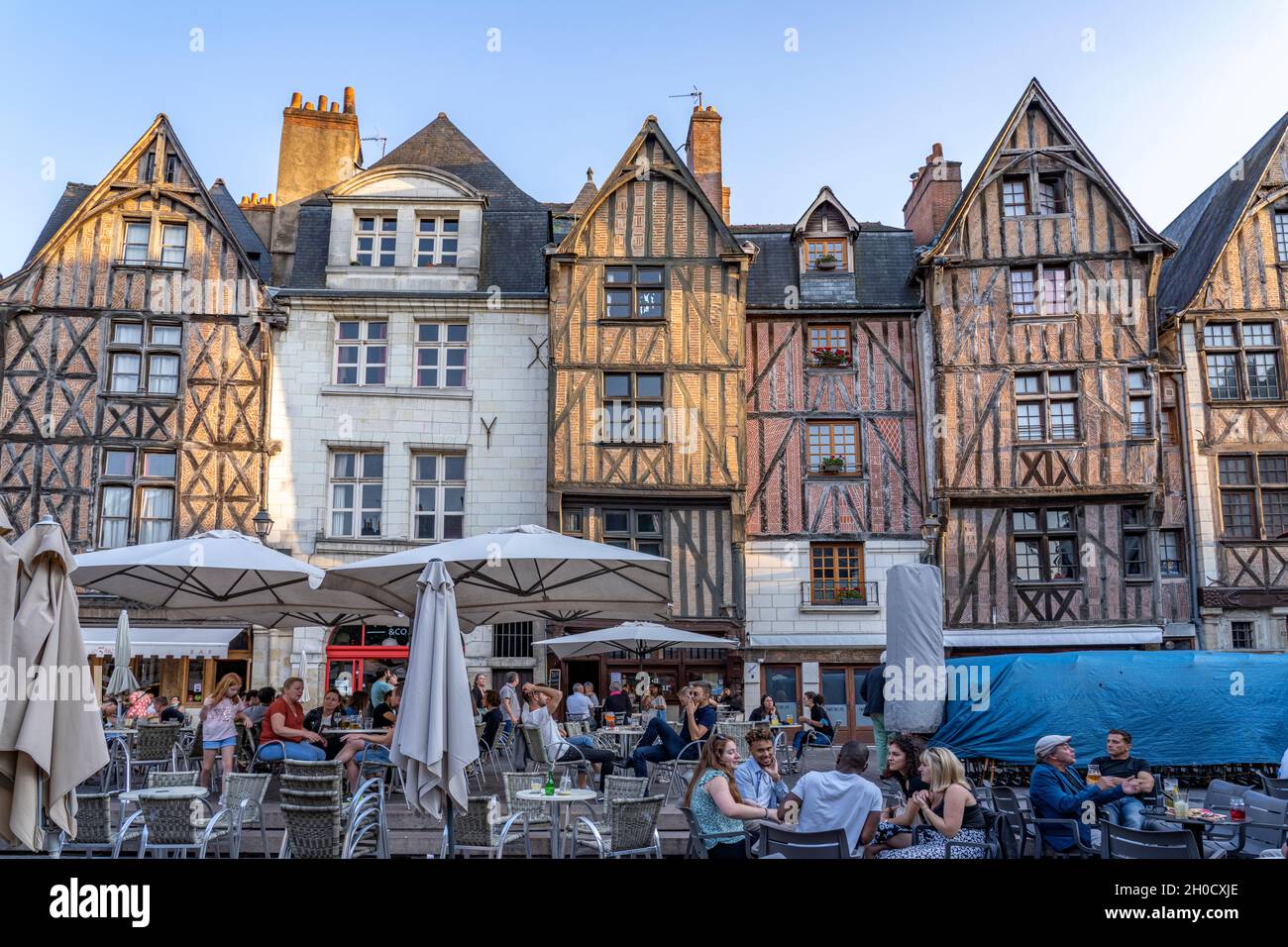 Mittelalterliche Gebäude und voll besetzte  Restaurants auf dem zentralen Platz Place Plumereau, Tours, Loiretal, Frankreich  |  Medieval buildings an Stock Photo
