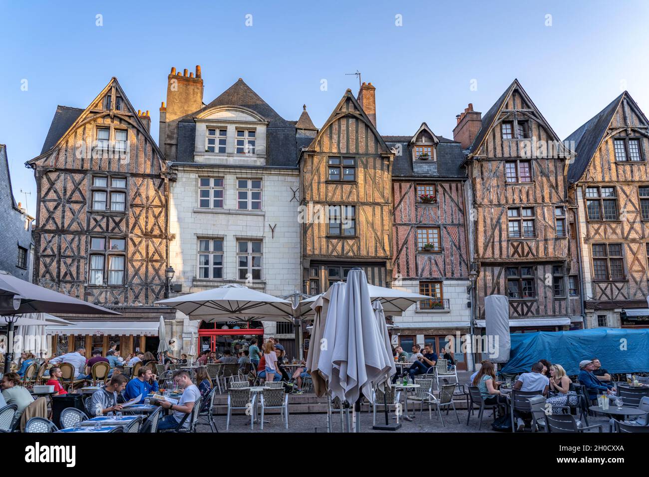 Mittelalterliche Gebäude und voll besetzte  Restaurants auf dem zentralen Platz Place Plumereau, Tours, Loiretal, Frankreich  |  Medieval buildings an Stock Photo