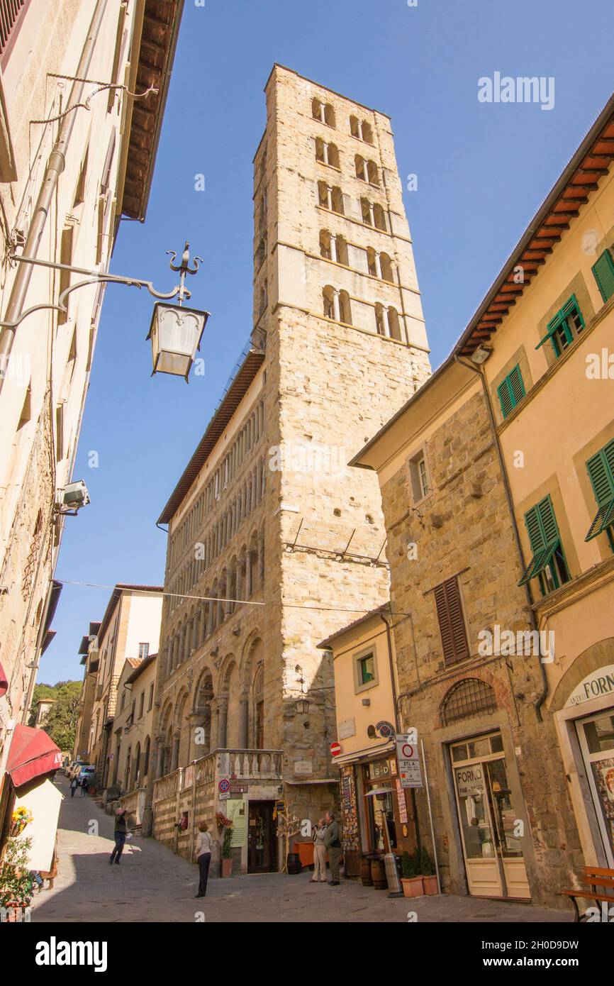 Campanile dalle 100 buche, Romanesque church of Santa Maria della Pieve,  People, Arezzo, Tuscany, Italy, Europe Stock Photo - Alamy