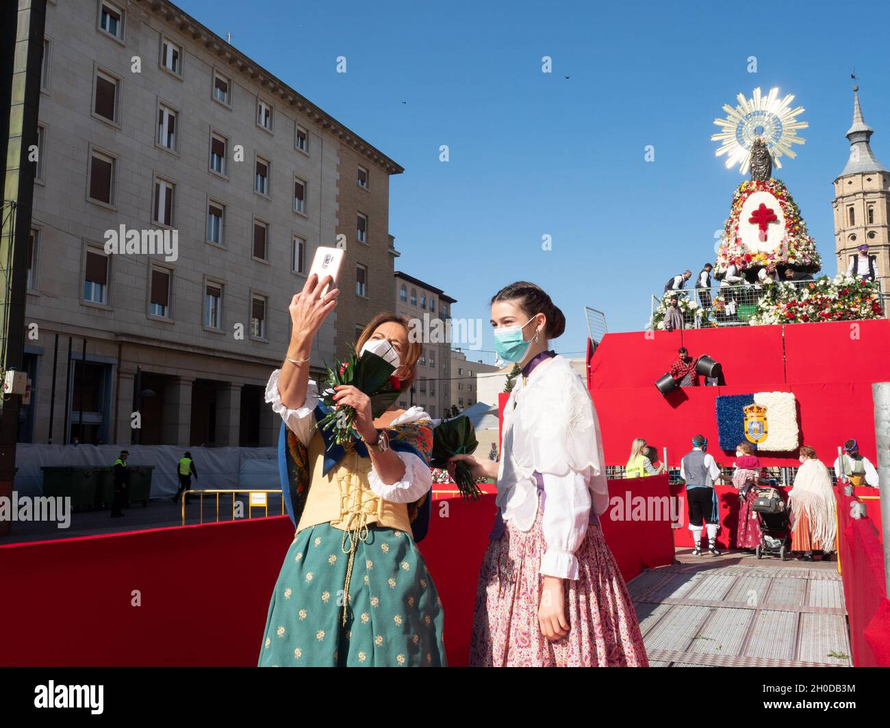 Offering to the Virgen del Pilar, in celebration of Spanishness Day Stock  Photo - Alamy