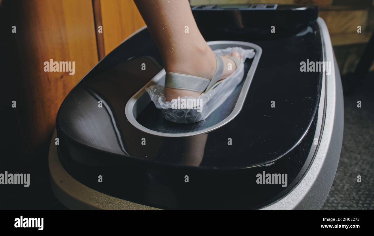 Automatic Thermal Shrinkable Shoe Cover Laminating Machine. Close up