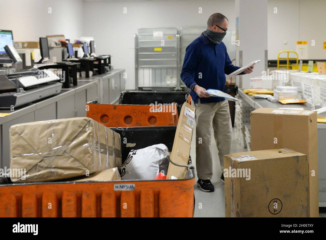 Package handling center hires stock photography and images Alamy