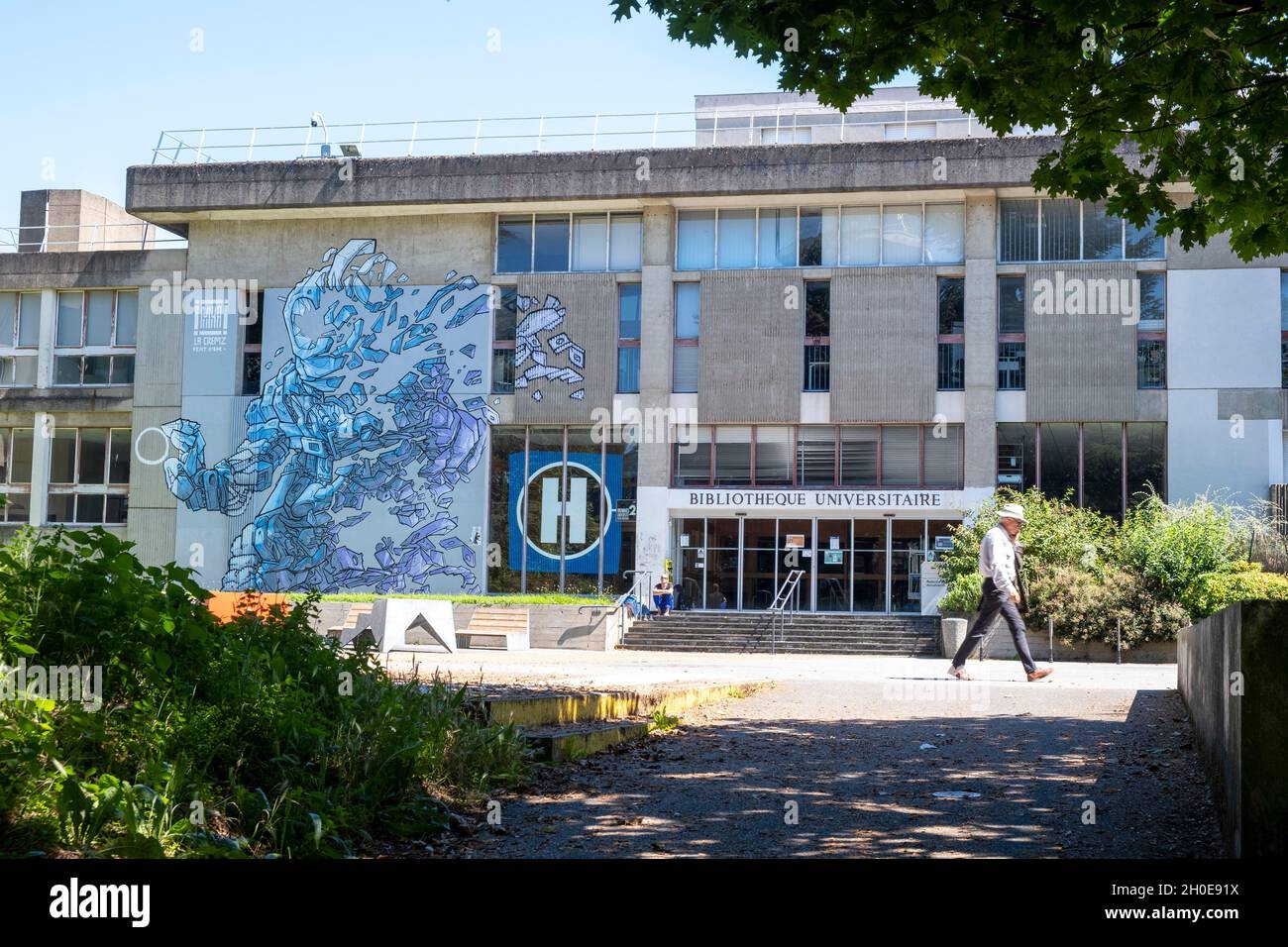 Rennes (Brittany, north western France): Rennes 2 University Library. Graffiti on the building facade, Humanoid Silhouette by artist Mya Stock Photo