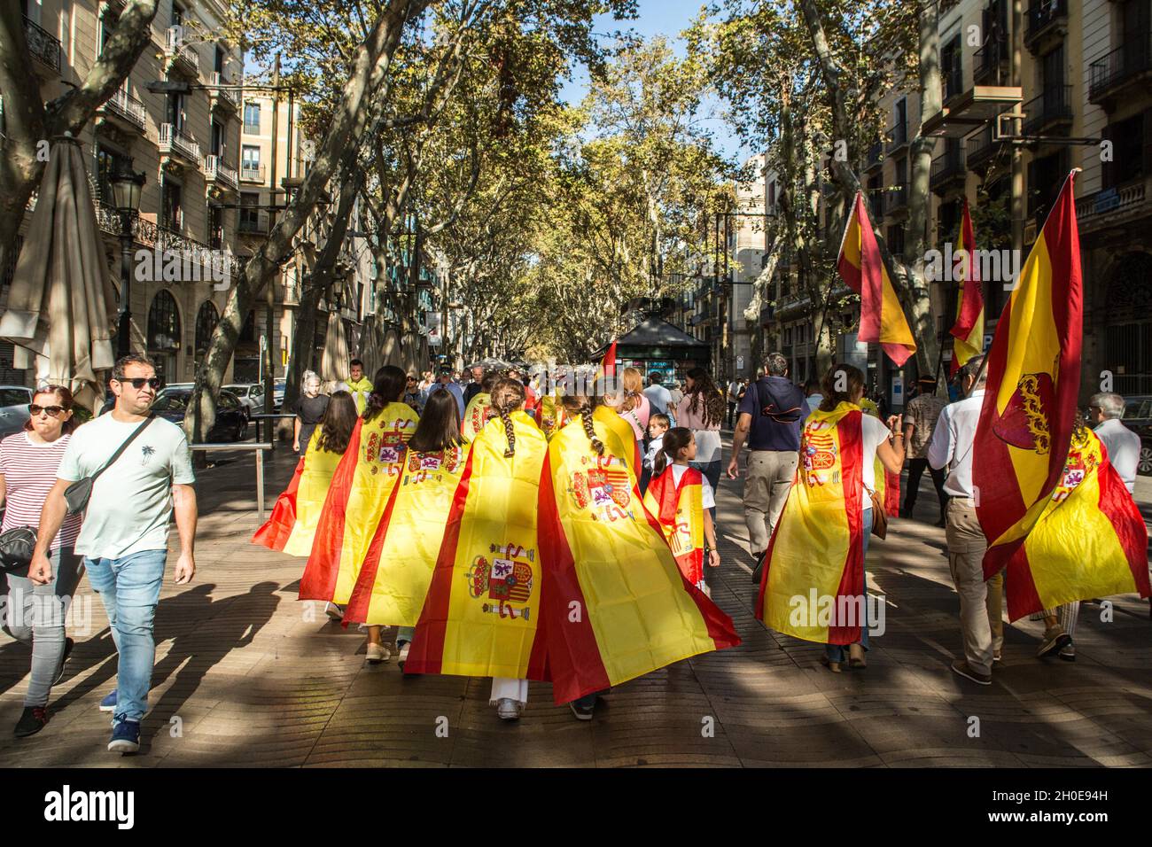 Barcelona, Spain. 12th Oct, 2021. People are seen with Spanish flags on the Hispanic Day on the Rambla in Barcelona.People have attended the floral offering to the statue of Christopher Columbus in Barcelona on the occasion of October 12, Hispanic Day organized by far right party, VOX. There were, the VOX spokesman in the Parliament of Catalonia, Ignacio Garriga, accompanied by the two spokesmen in the Catalan chamber, Juan Garriga and Antonio Gallego, as well as the deputy Andres Bello. Credit: SOPA Images Limited/Alamy Live News Stock Photo
