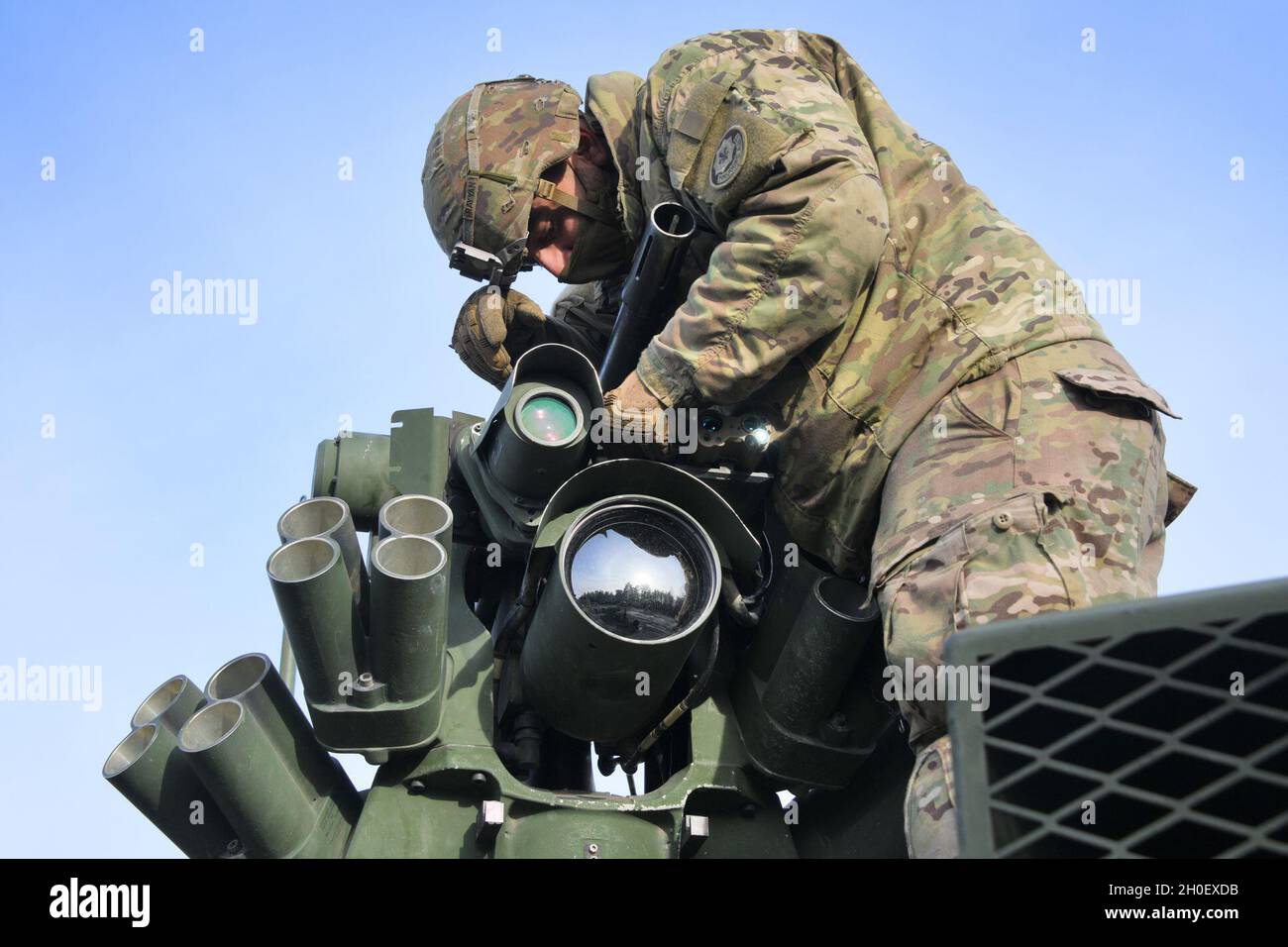 soldier using a goerz rangefinder, a device used to... Laser rangefinder hi-res stock photography and images - Alamy