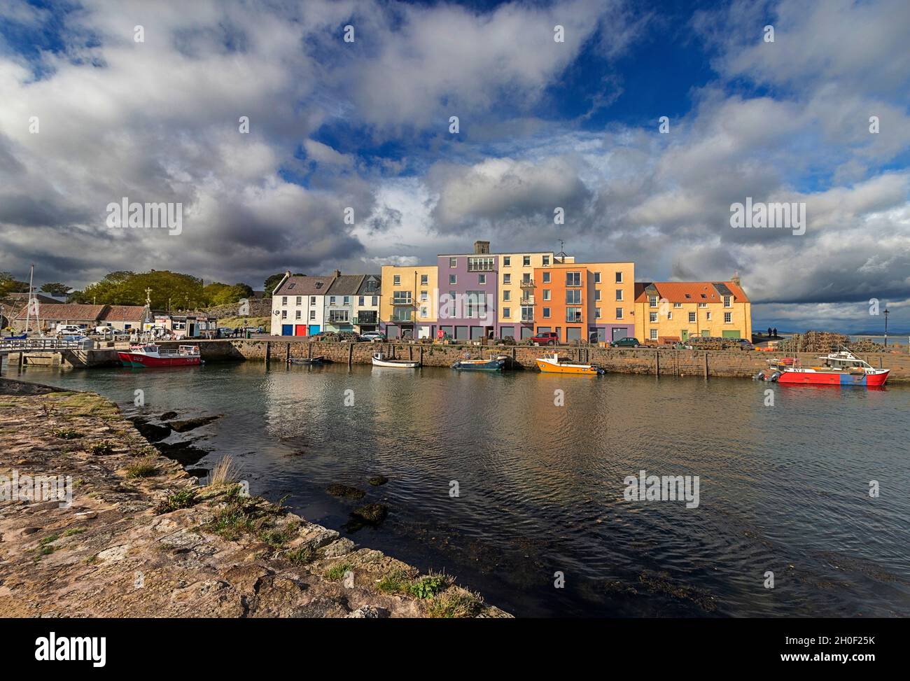 ST ANDREWS FIFE SCOTLAND THE HARBOUR AREA SUNLIGHT ON THE COLOURED HOUSES IN LATE SUMMER Stock