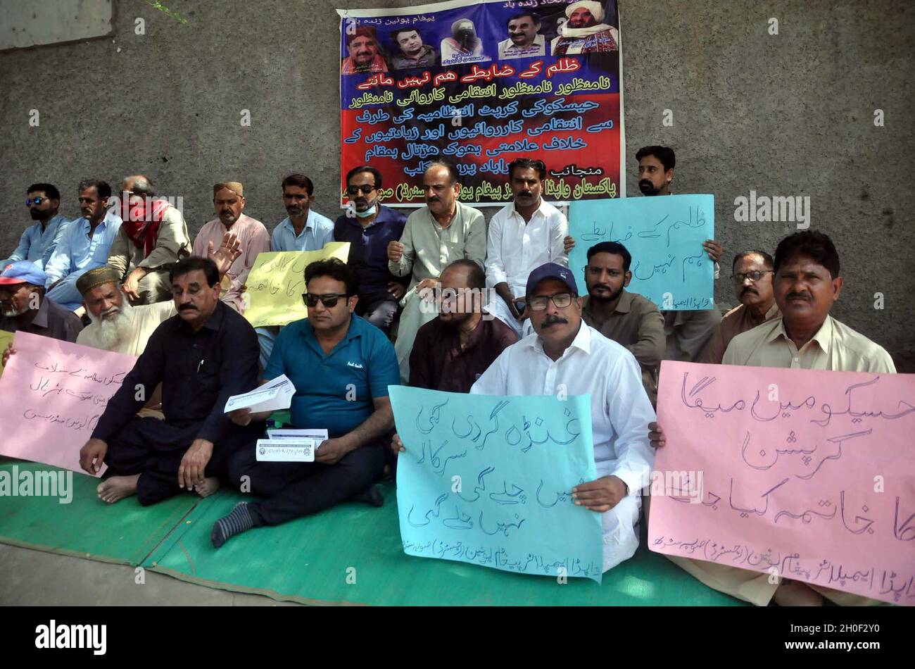 Hyderabad, Pakistan, October 12, 2021. Members of Wapda Paigham Union are holding protest demonstration against Hesco, at Hyderabad press club on Tuesday, October 12, 2021. Stock Photo