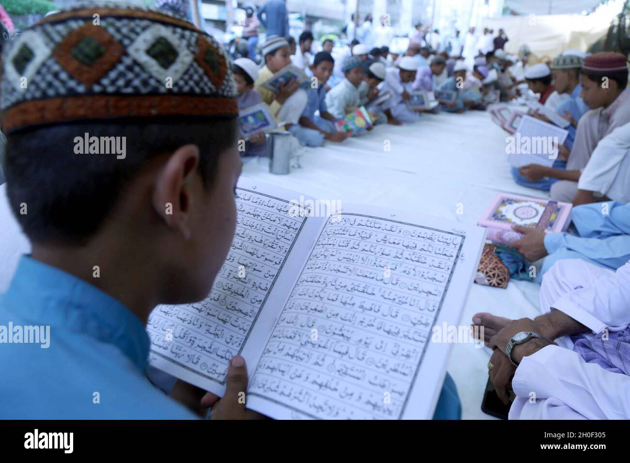 Hyderabad, Pakistan, October 12, 2021. Leaders and activists of Bengali Action Committee reciting Holy Quran and Fateha for the soul of Nuclear Scientist, Dr. Abdul Qadeer Khan who passed away in Islamabad, during condolence ceremony held at Karachi on Tuesday, October 12, 2021. Stock Photo