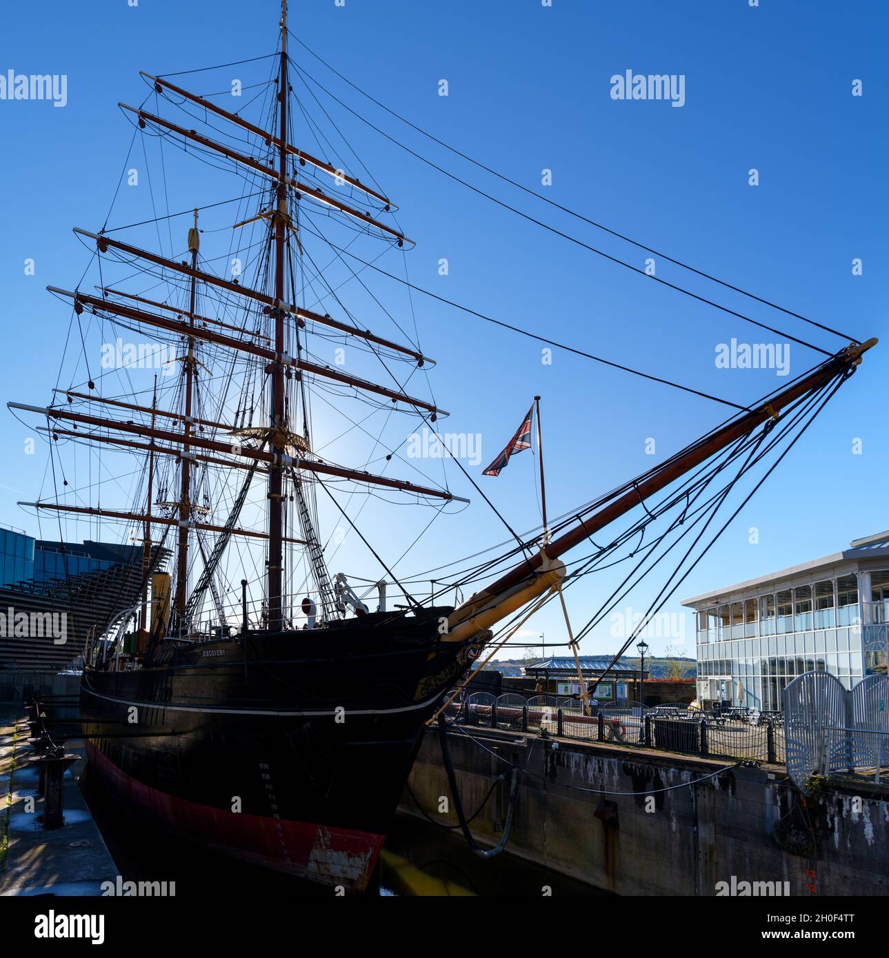 The RRS Discovery ship with the visitors’ centre and V&A Dundee behind ...