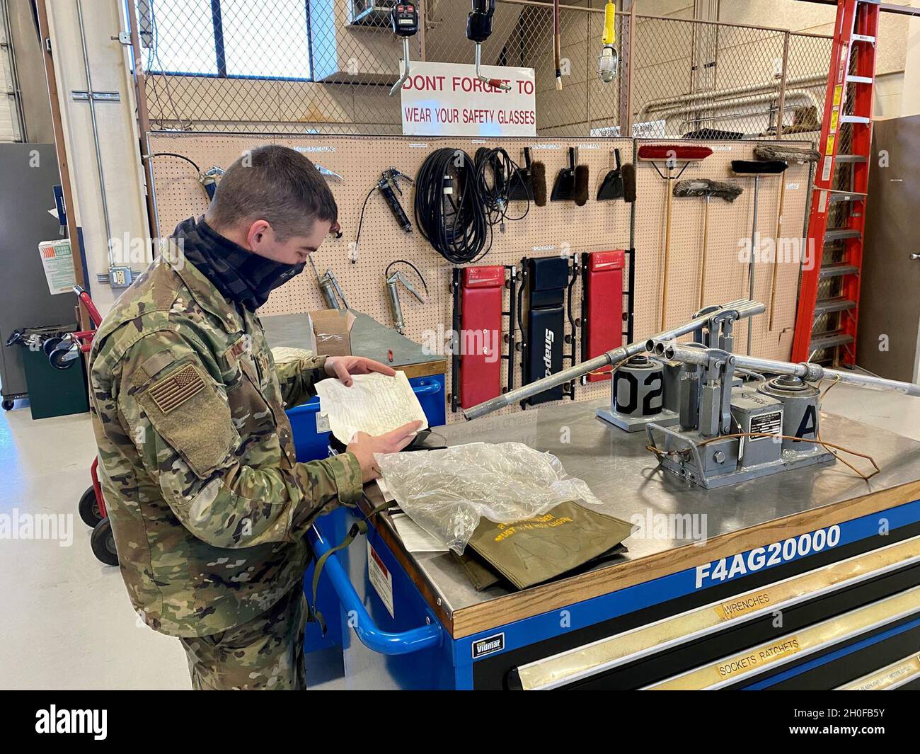 An Aerospace Ground Equipment (AGE) specialist from the 148th Fighter ...