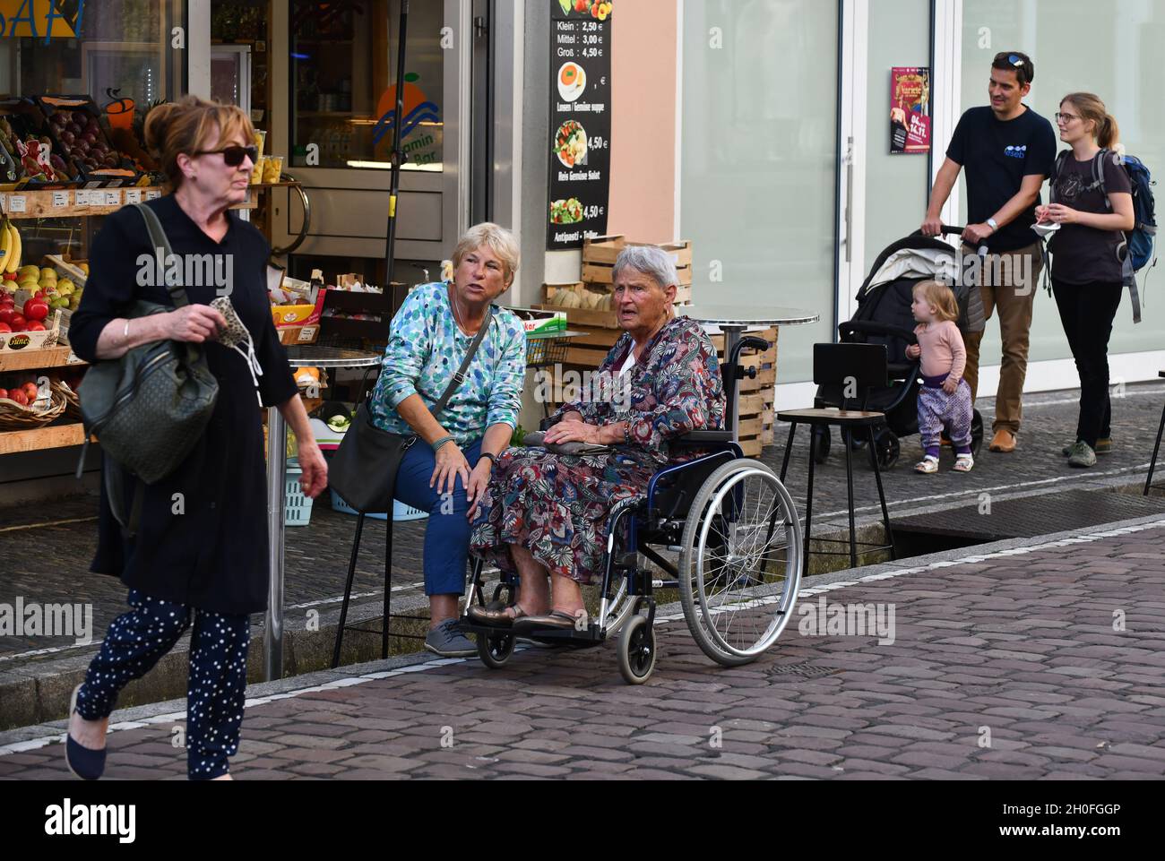 Two women talking hi-res stock photography and images - Alamy