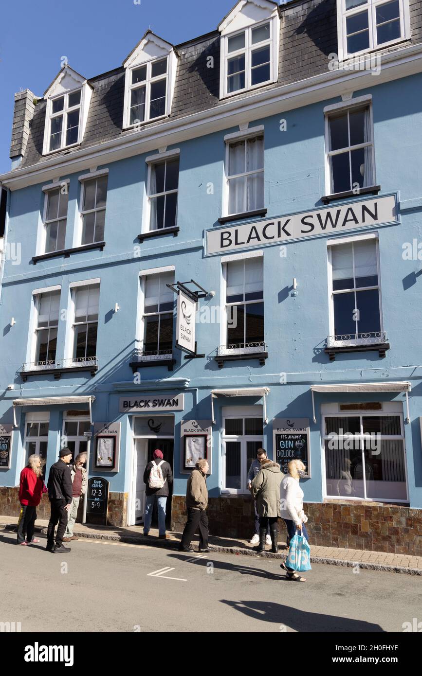 Cornwall Restaurant; people outside the Black Swan restaurant and bar