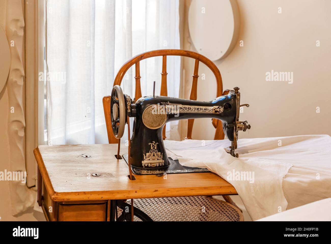 Barcelona, Spain - september 20, 2021: Old sewing machine, model New Family made by Singer. in 1890 sells 90% of the global sewing machine market and Stock Photo