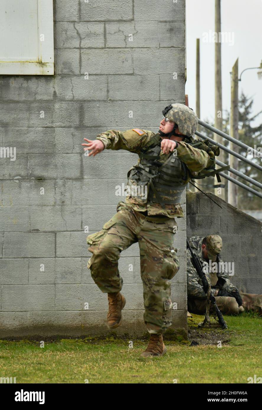 Oregon Army National Guard Soldiers take part in the final challenge ...