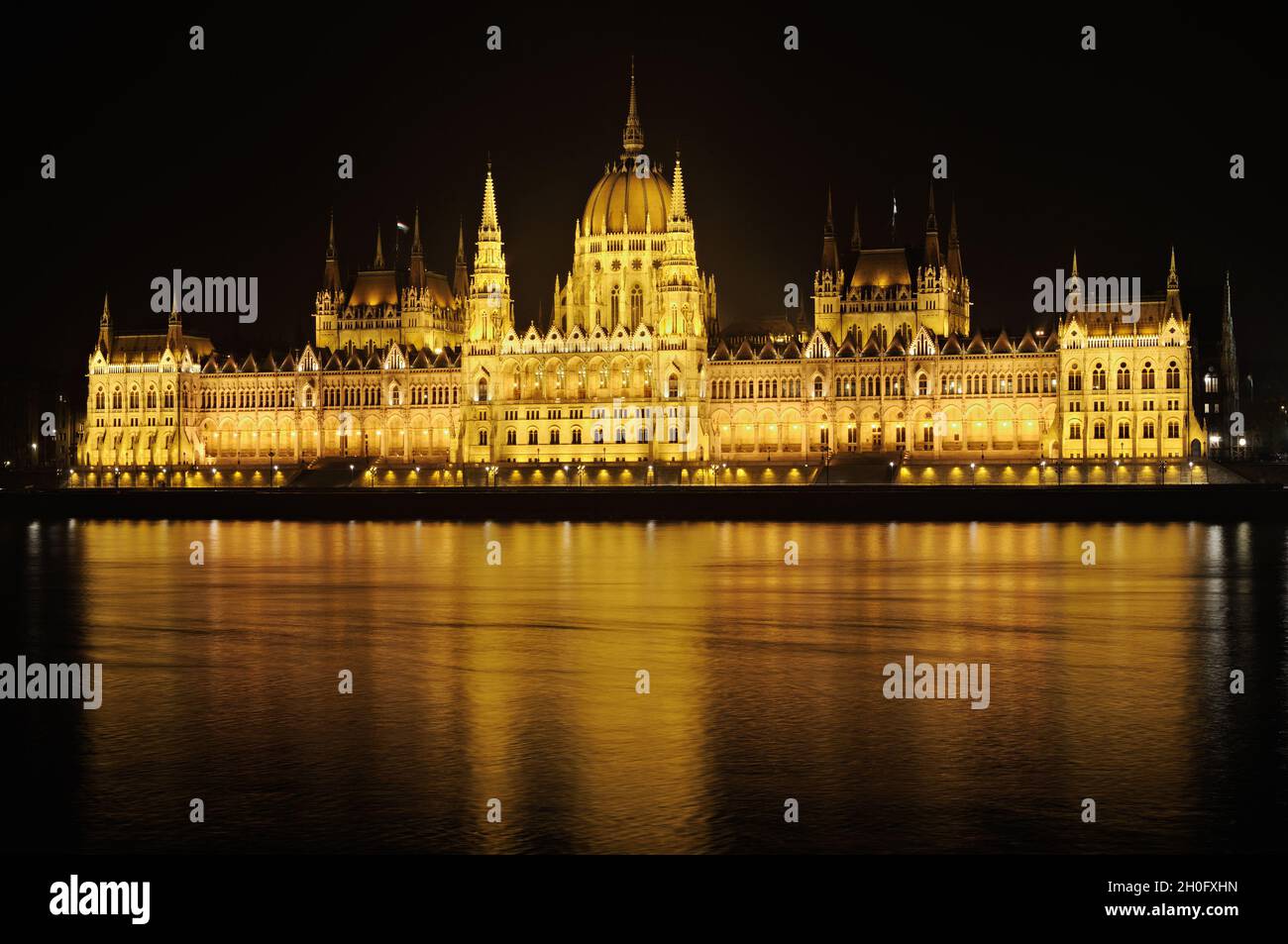Hungarian Parliament Building on the Danube at night, Budapest Stock Photo