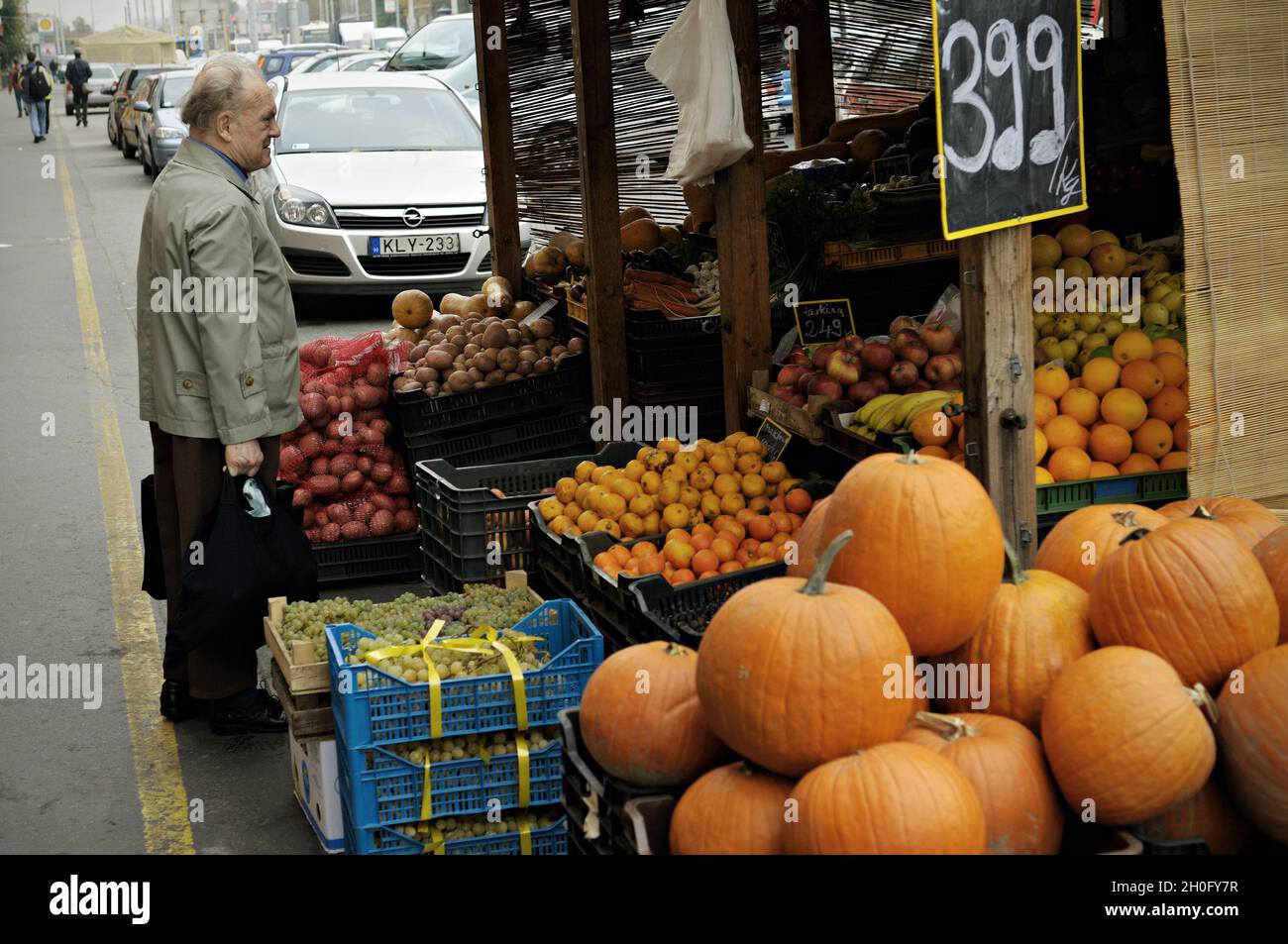 Customer at a fruit and vegetable stand in Budapest, Hungary Stock Photo