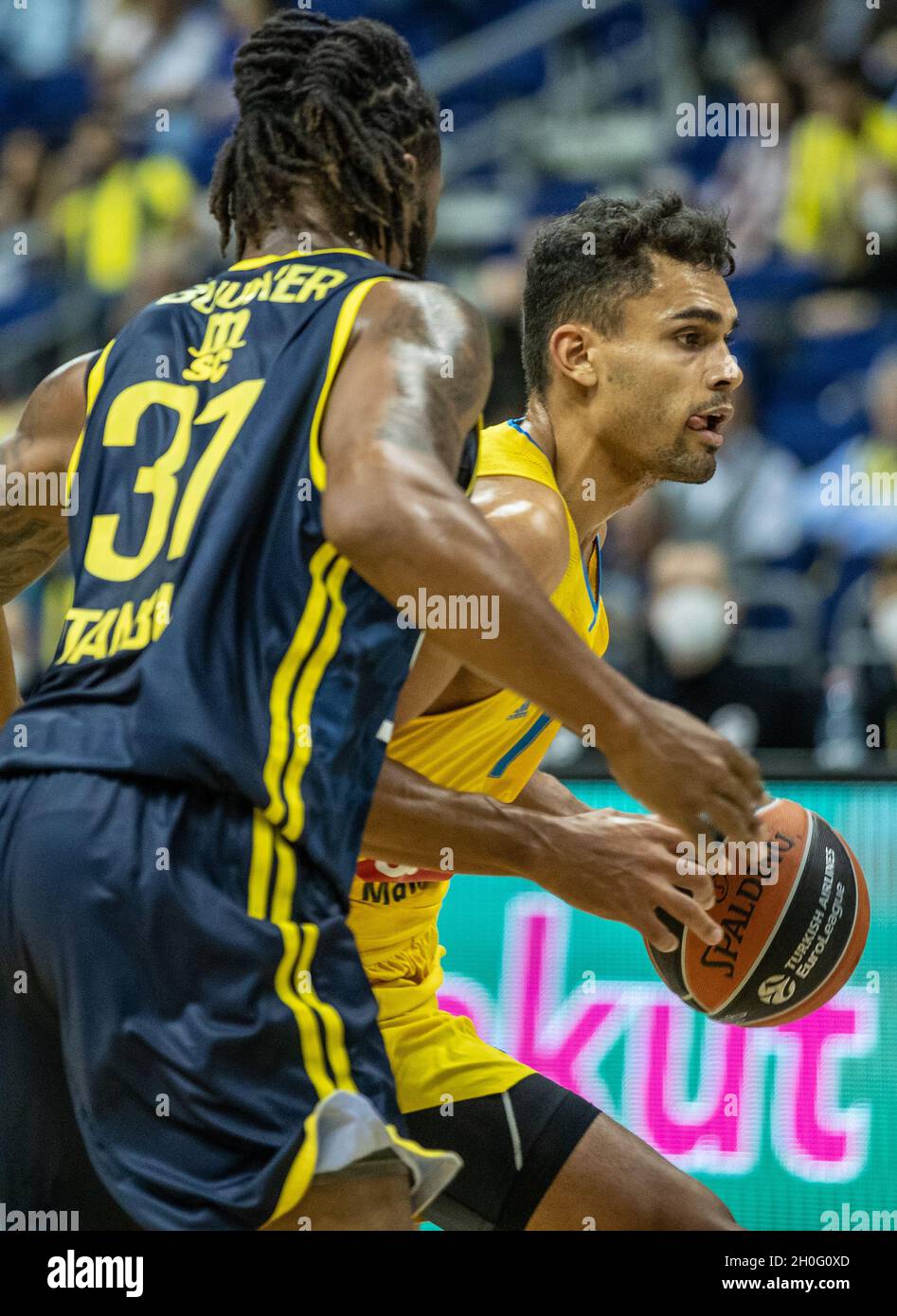 Berlin, Germany. 12th Oct, 2021. Basketball: Euroleague, Alba Berlin -  Fenerbahce Istanbul, Main Round, Matchday 3, Mercedes-Benz Arena. Alba's  Oscar da Silva (r) fights for the ball with Devin Booker of Fenerbahce