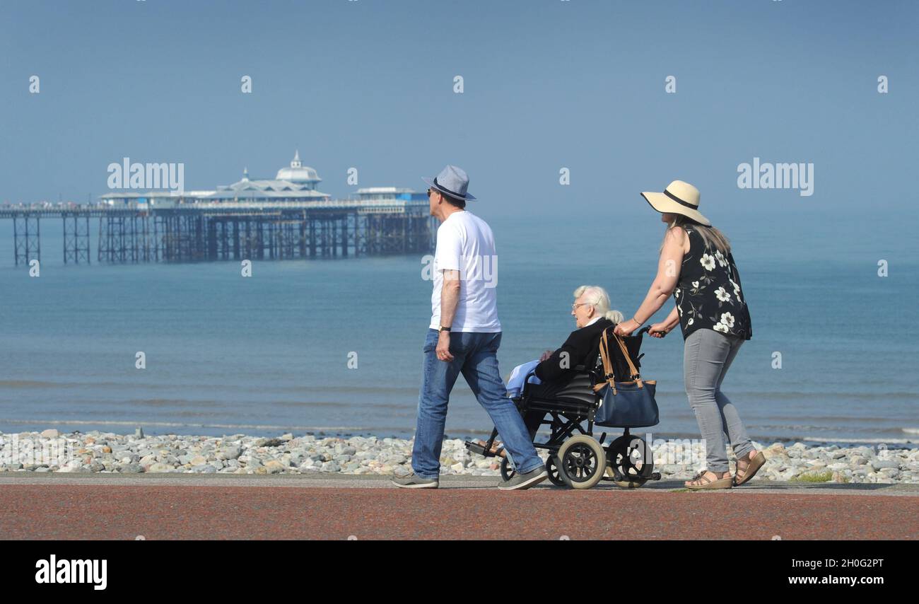 ELDERLY PEOPLE ON THE SEAFRONT OF LLANDUDNO WALES UK Stock Photo