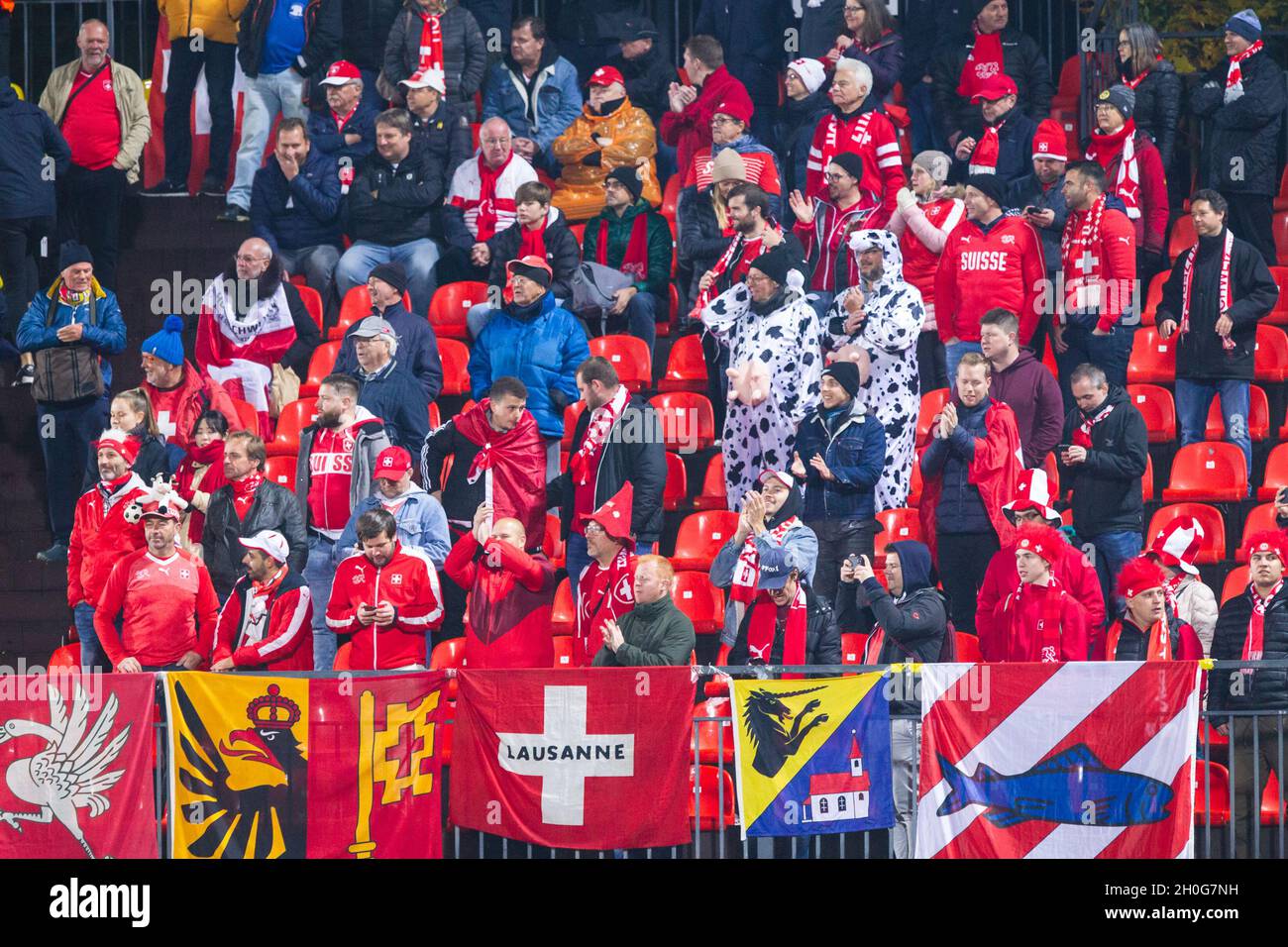 12.10.2021, Vilnius, LFF Stadionas, WM-Qualifikation: Litauen - Schweiz, Schweizer Fans in Vilnius (Photo by Evaldas Semiotas/Just Pictures/Sipa USA) Stock Photo