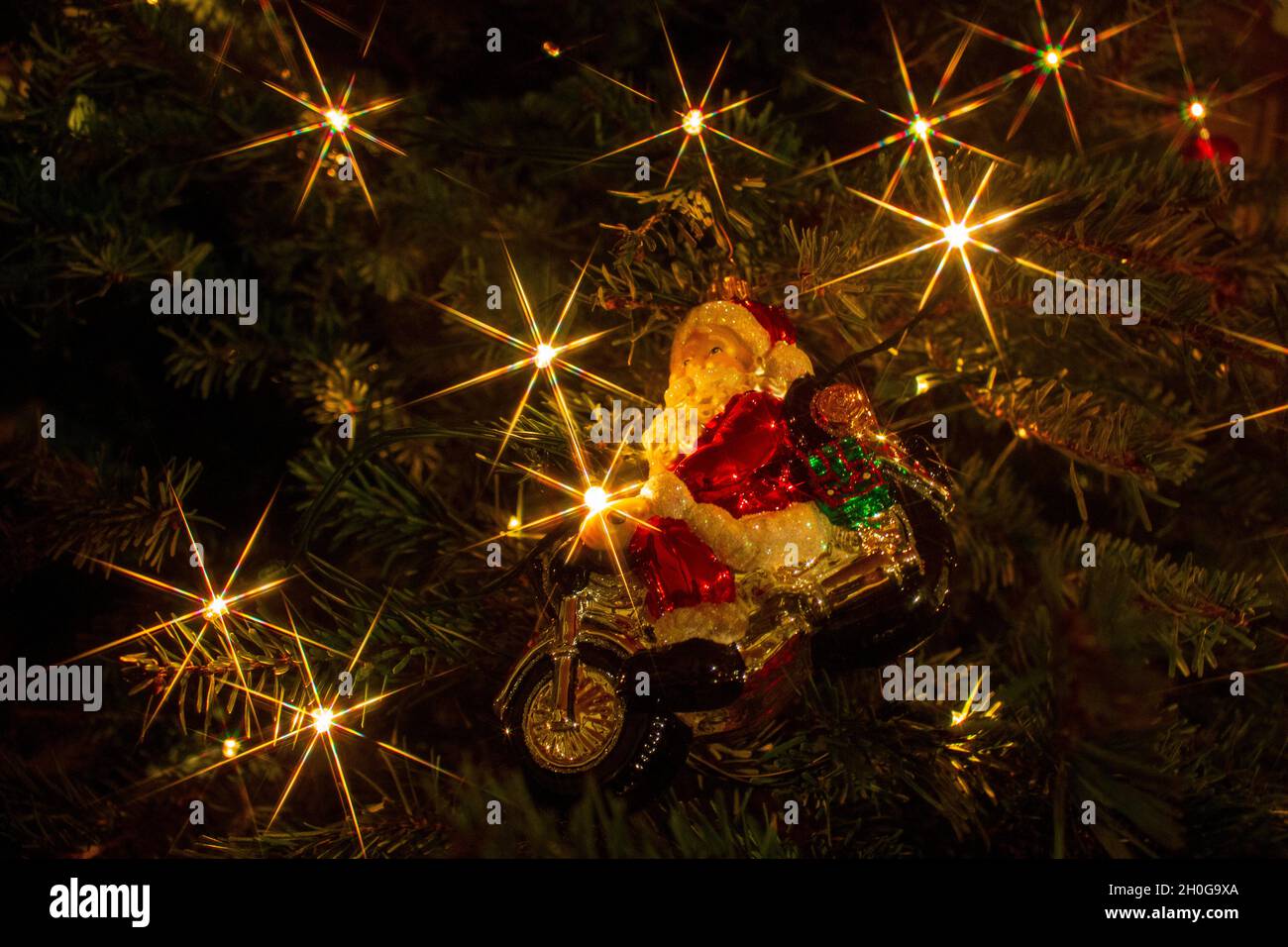 Weihnachtsmann auf Motorrad Christbaumschmuck am Christbaum Stock Photo