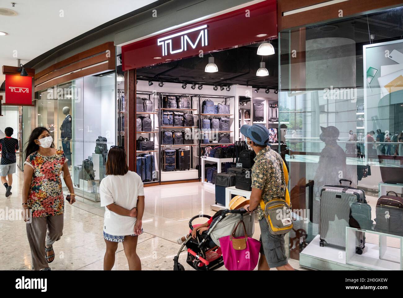 Tumi store hi-res stock photography and images - Alamy