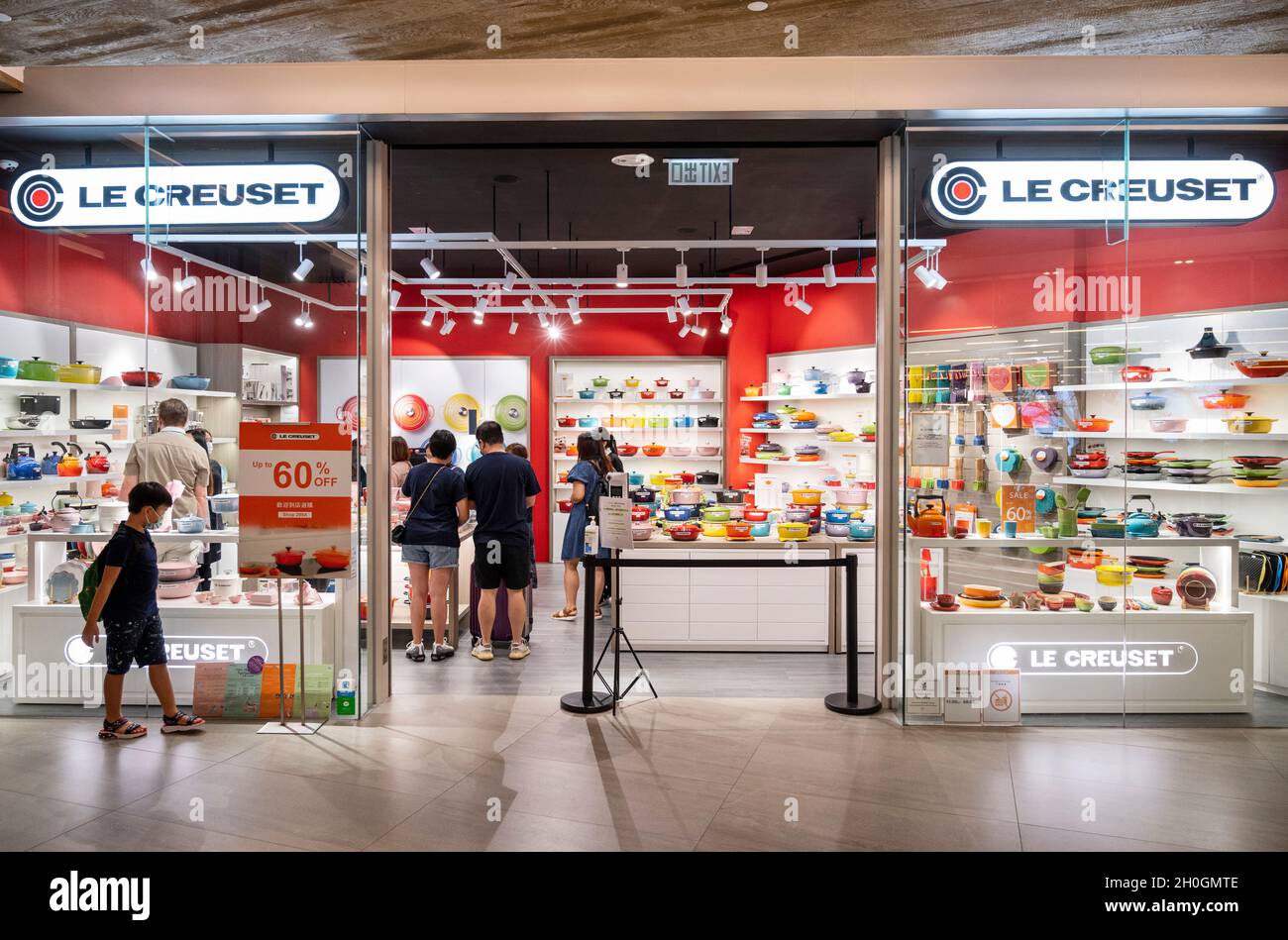 Hong Kong, China. 07th Oct, 2021. Shoppers are seen at the French cookware manufacturer brand Le Creuset store in Hong Kong. (Photo by Budrul Chukrut/SOPA Images/Sipa USA) Credit: Sipa Live News