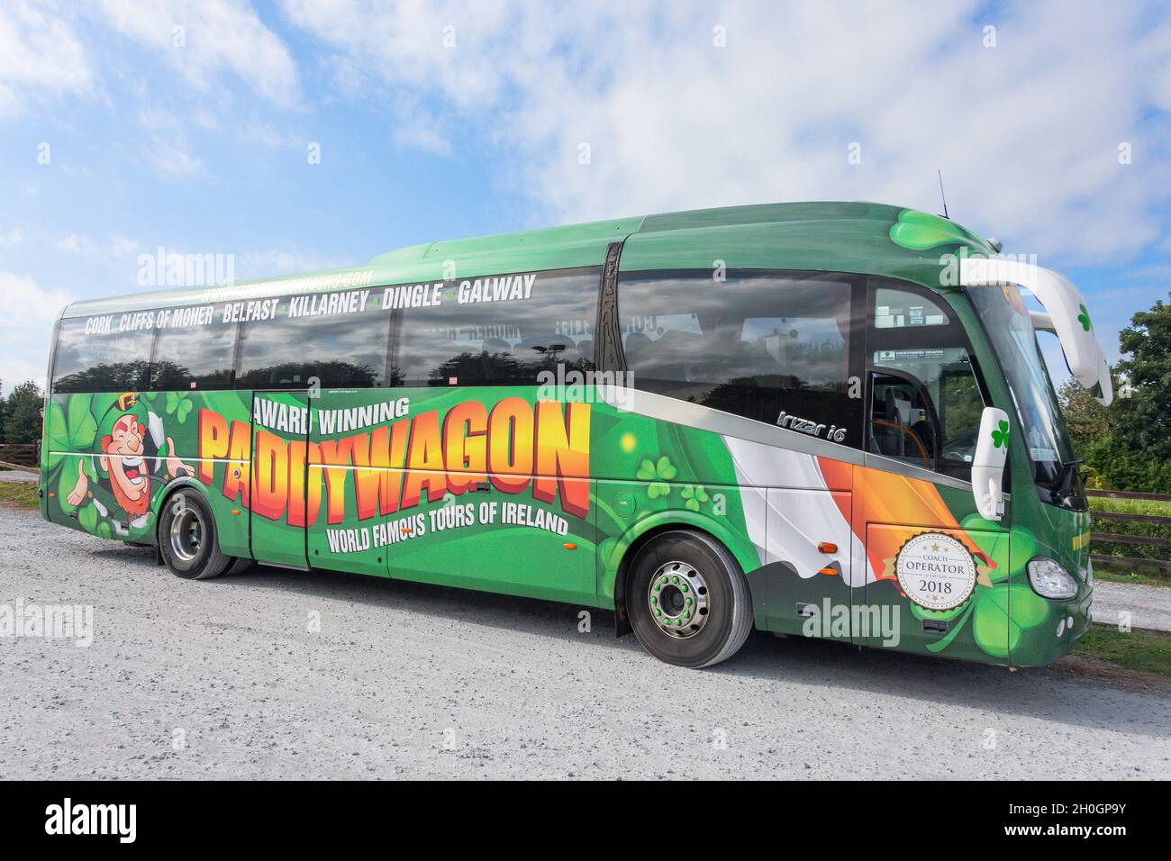 Paddywagon sightseeing bus at Dunguaire Castle (Dun Guaire), Kinvara, Galway Bay, County Galway, Republic of Ireland Stock Photo
