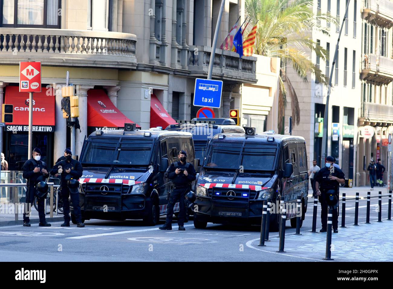 Anti-independence Catalan protestors carry Spanish and catalan flag during  a demonstration for the unity of Spain on the occasion of the Spanish Natio  Stock Photo - Alamy