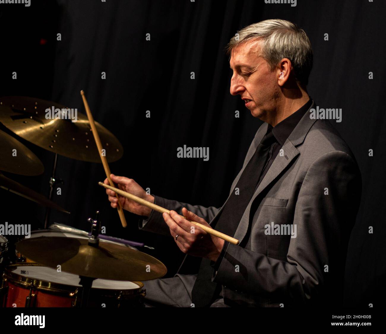 Steve Brown playing with the Scott Hamilton Quartet at Herts Jazz Club in St Albans, Hertfordshire Stock Photo