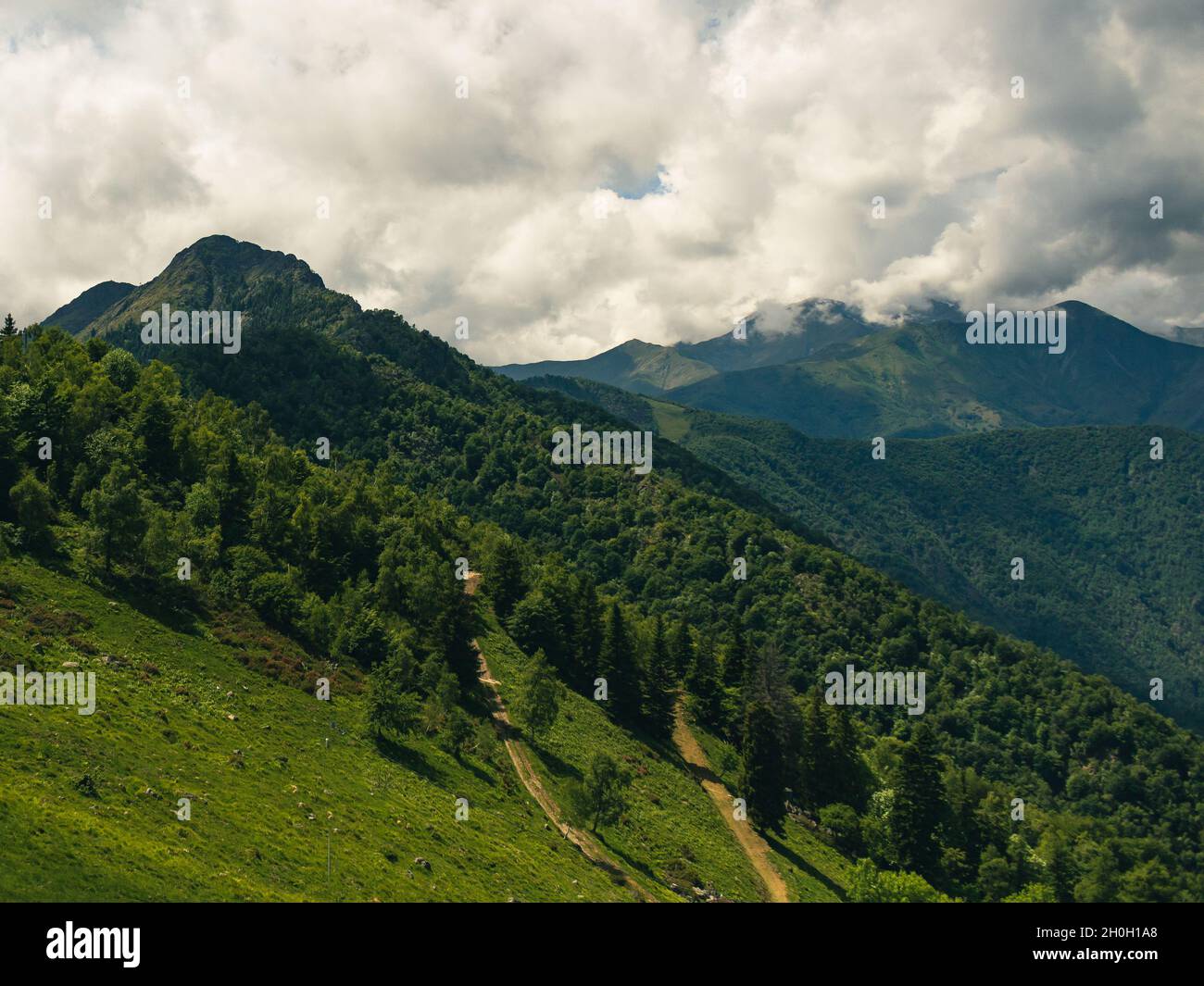 Panorama of green mountains hi-res stock photography and images - Alamy