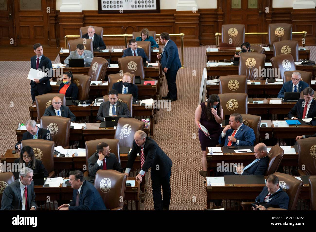 Austin Texas USA, October 12, 2021: Texas House members, most of them not wearing masks, confer as they consider HB1, the redistricting bill, during the third-called 87th Legislature special session. Credit: Bob Daemmrich/Alamy Live News Stock Photo