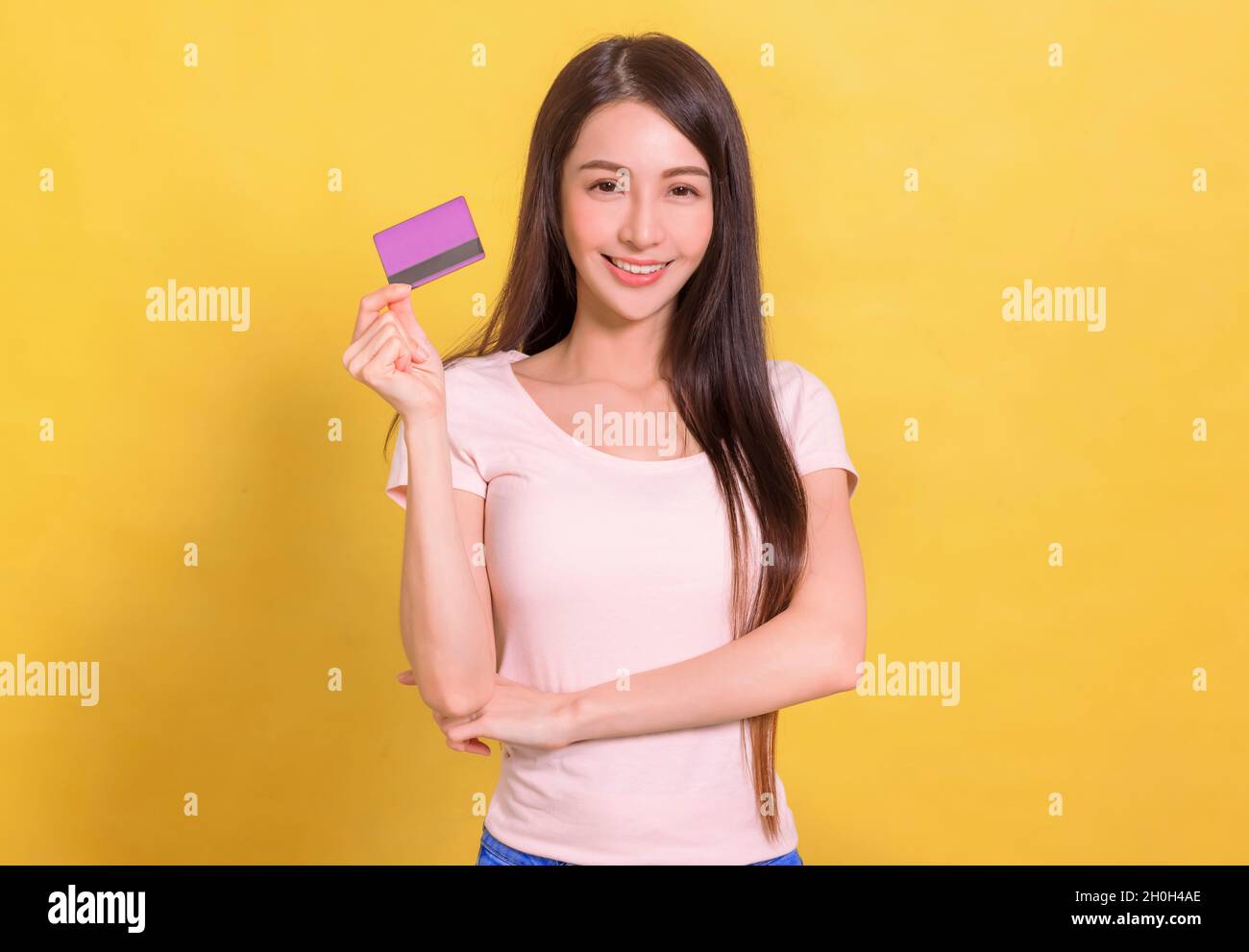 beautiful Asian woman  showing credit card for making payment or paying online Stock Photo