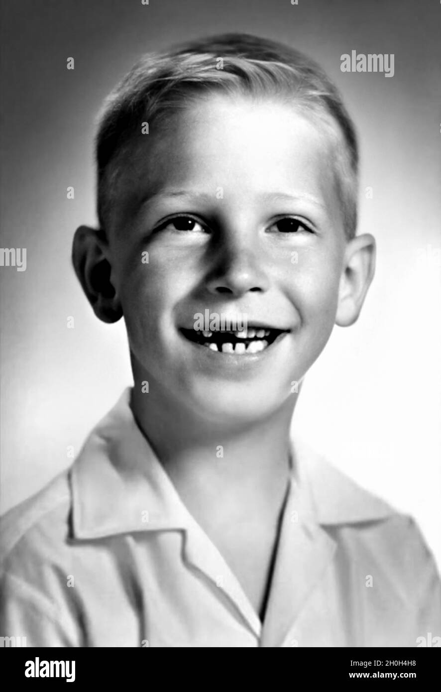 1962 ca, USA : The celebrated BILL GATES ( bo?rn in Seattle, 28 october 1955? ) when was a young boy aged 7 . Unknown photographer . American business magnate , investor and media proprietor founder of WINDOWS MICROSOFT company . Unknown photographer .- INFORMATICA - INFORMATICO - INFORMATICS - COMPUTER TECHNOLOGY - INVENTORE - INVENTOR - HISTORY - FOTO STORICHE - TYCOON - personalità da bambino bambini da giovane - personality personalities when was young - INFANZIA - CHILDHOOD - BAMBINO - BAMBINI - CHILDREN - CHILD --- ARCHIVIO GBB Stock Photo
