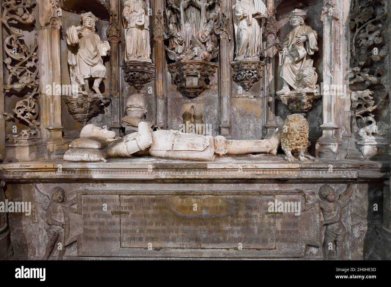 santa-cruz-monastery-king-afonso-henriques-tomb-main-chapel-coimbra
